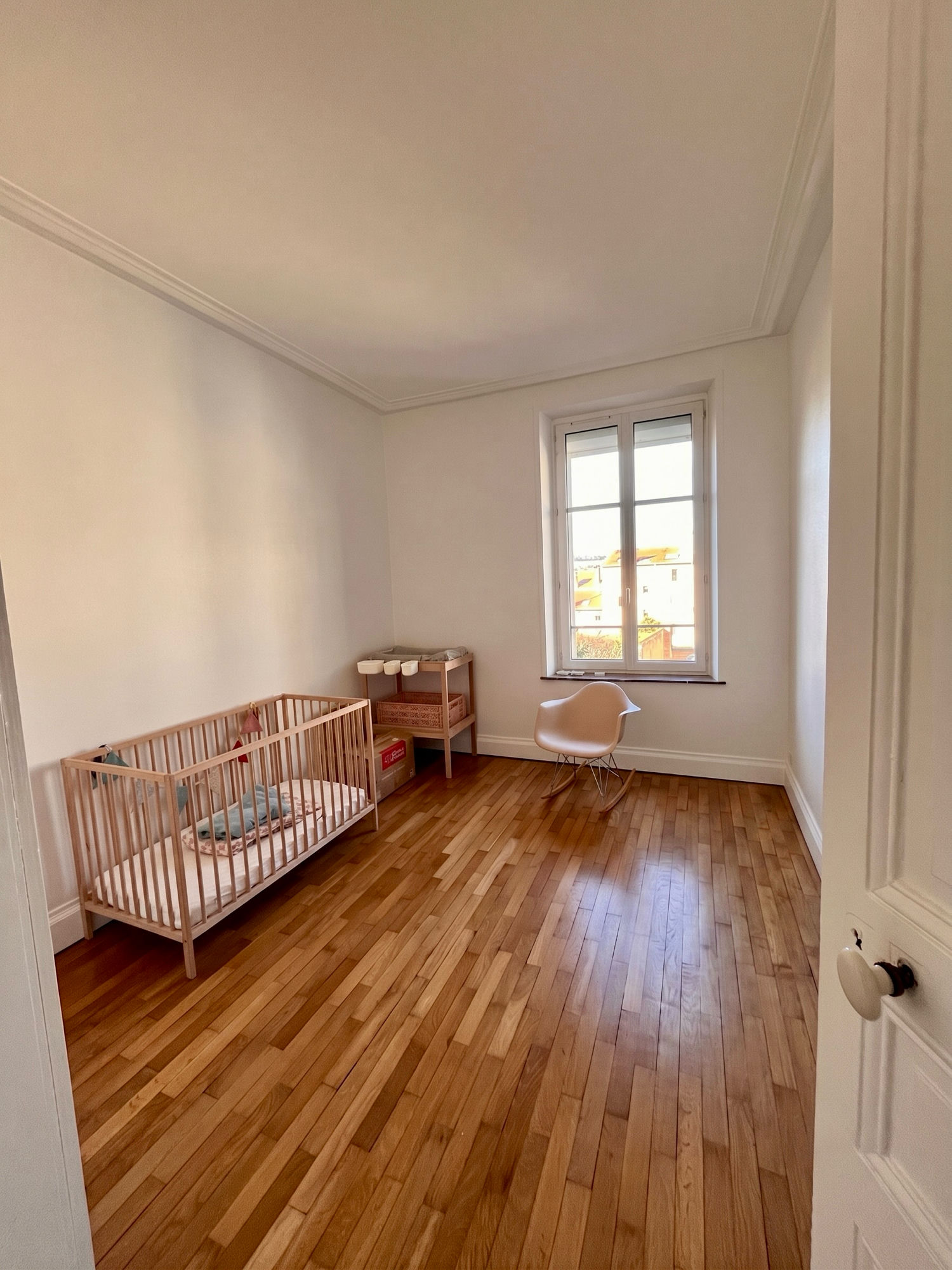 Chambre : parquet et fenêtre sur cour