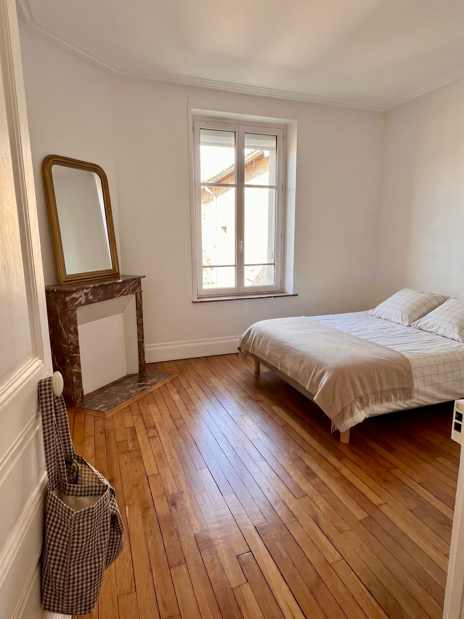 Chambre : cheminée en marbre et parquet point de Hongrie