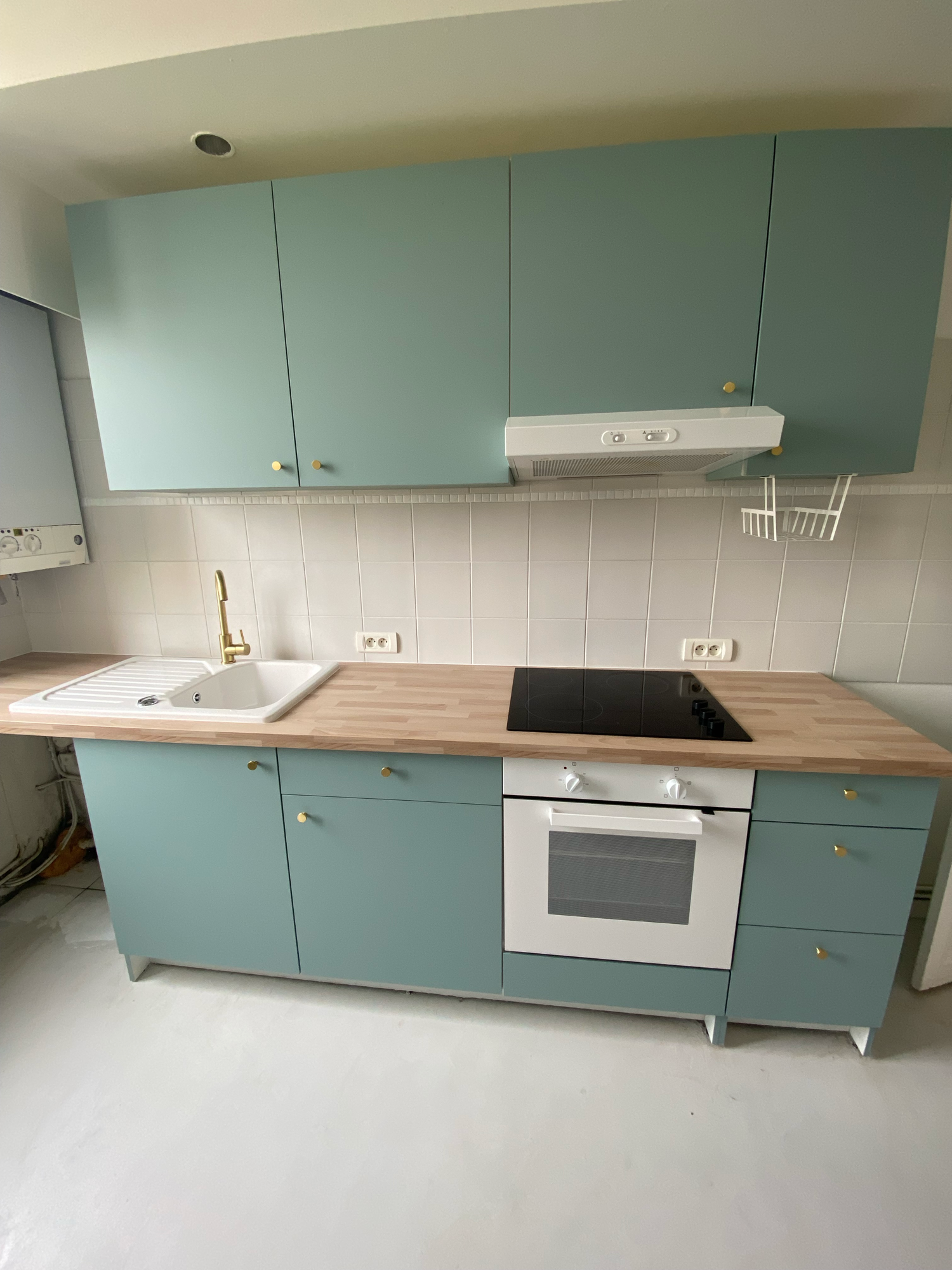Cuisine équipée : façades vert de gris et poignées laiton