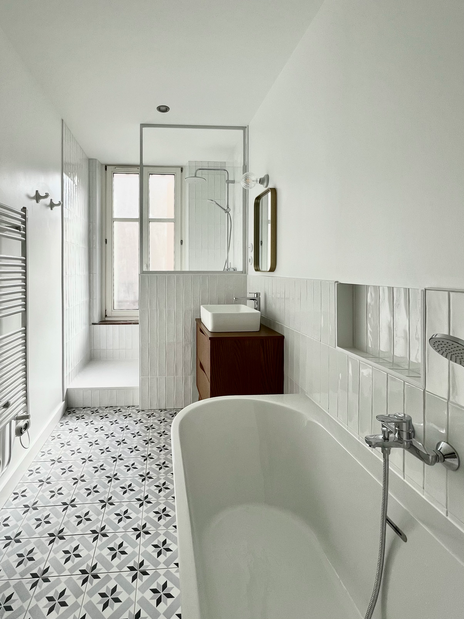 Salle de bain : baignoire îlot et carreaux de ciment